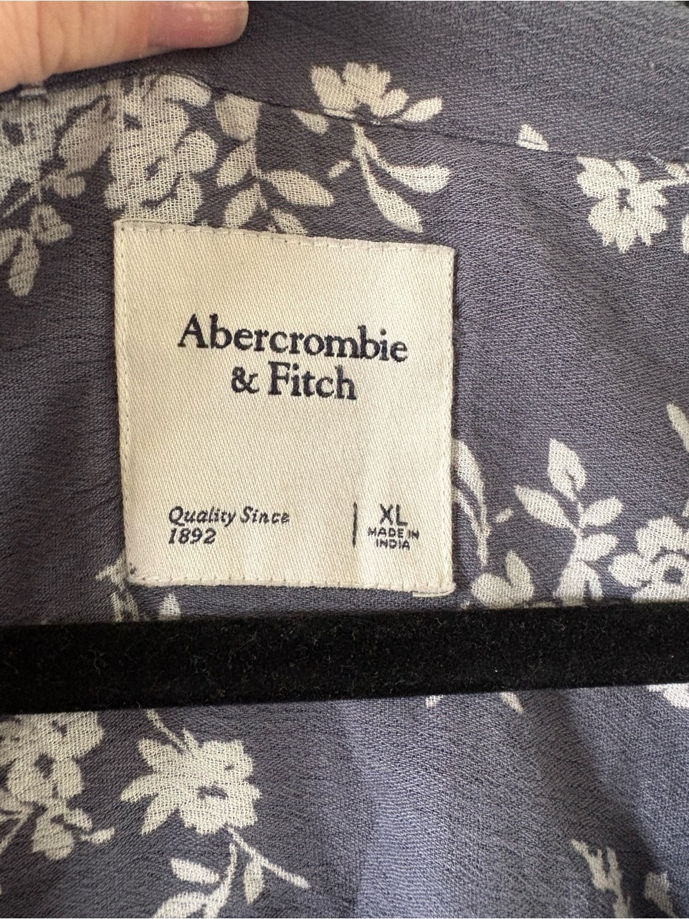 Abercrombie & Fitch Charcoal Gray Floral Button-Front Tie Hem Blouse - Picture 2 of 4